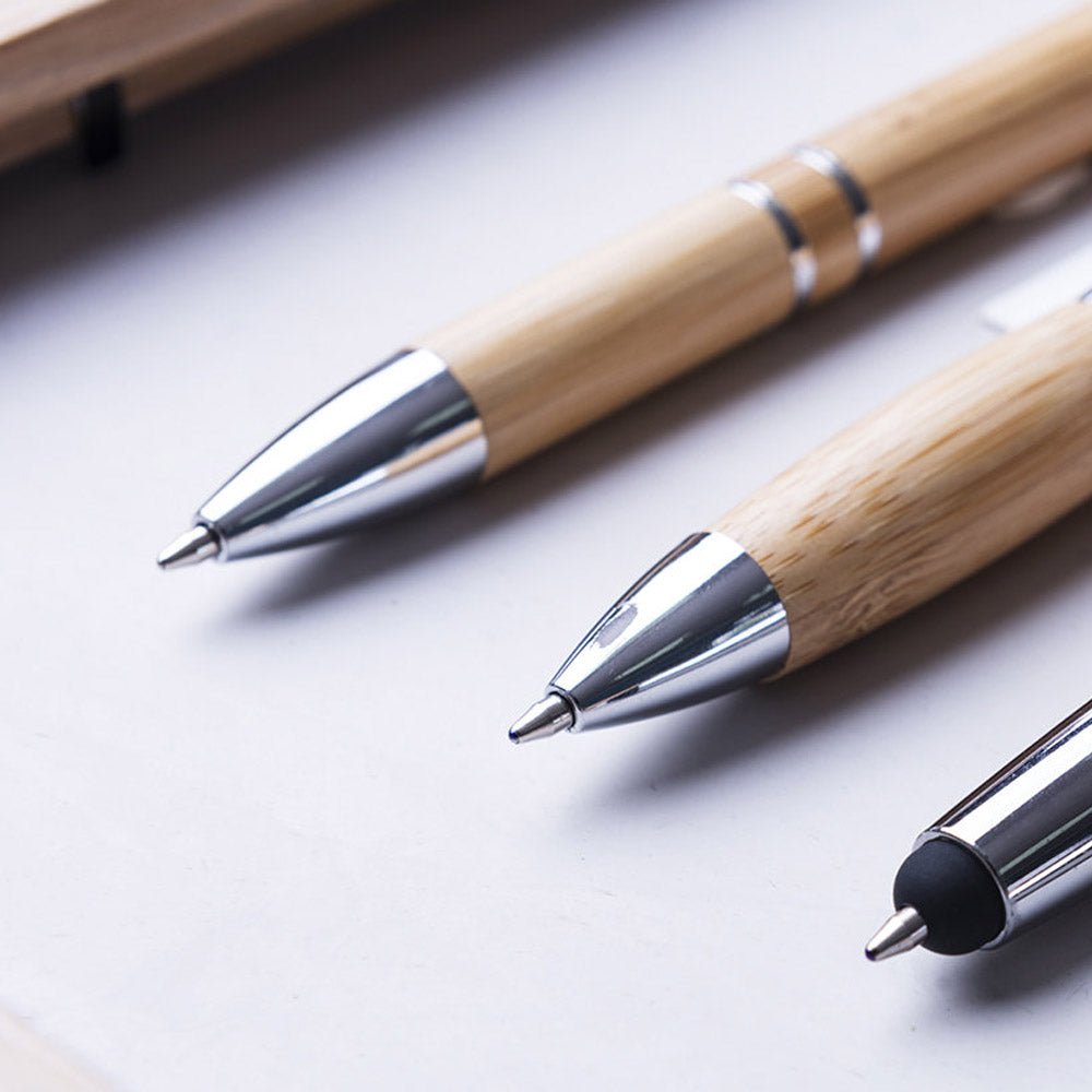 Bambus Kugelschreiber Nikox mit gestanztem Clip und Kontrastdetails in Chrom - Drucksaal