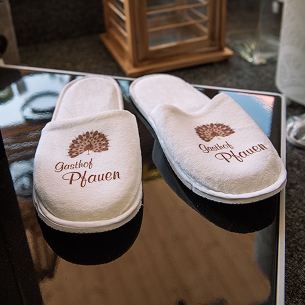 Beispieldruck Frottee Slipper für Gasthof Pfauen